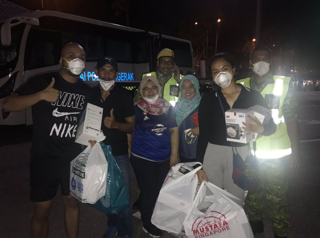 Singaporean comedian Fakkah Fuzz delivers N95 masks to toxic fume victims in M'sia