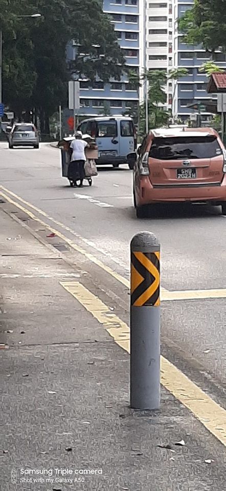 Netizens say old lady pushing cardboard “is as good as dead”