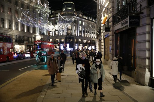 shoppers-flock-to-england’s-reopened-high-streets-as-lockdown-ends