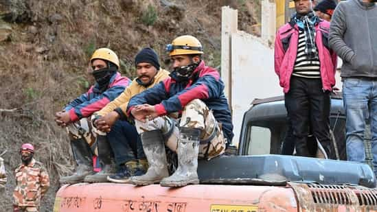 uttarakhand-flash-flood:-rescuers-struggle-to-reach-trapped-men