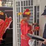 singaporean-debt-collector-shows-up-for-rounds-in-god-of-wealth-costume-–-and-more-cny-episodes-of-quirkiness