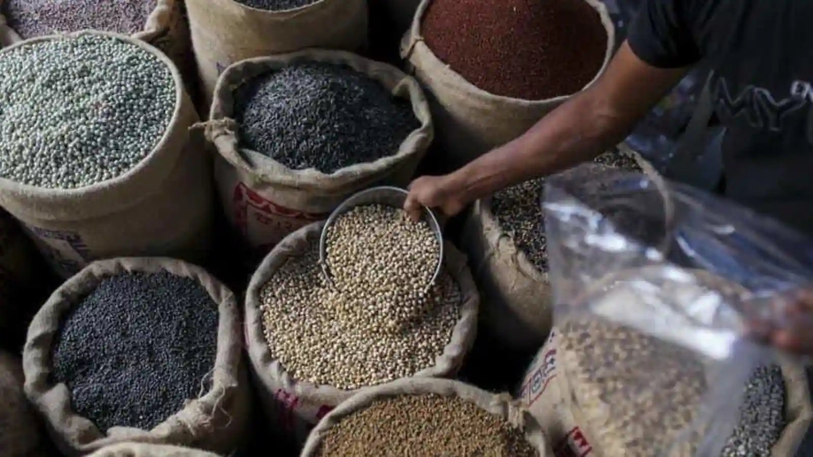 global-rise-in-food-prices-benefits-indian-farmers-but-domestic-inflation-could-hit-recovery:-experts