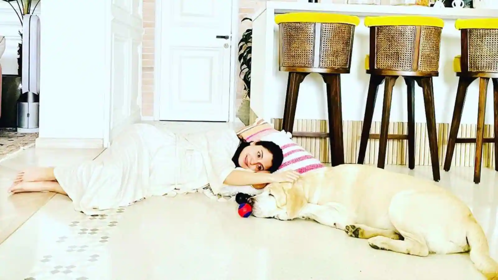 anushka-sharma-wishes-fans-good-morning-with-a-view-of-sea-from-her-plush-mumbai-home.-see-pic