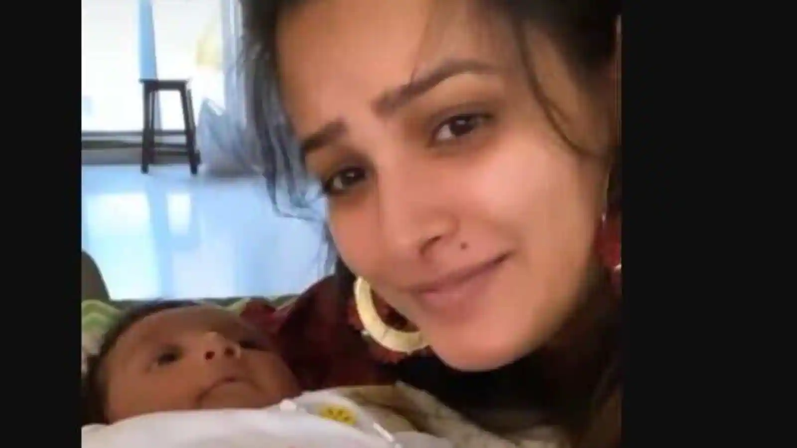 anita-hassanandani-showers-son-aaravv-reddy-with-kisses-in-new-videos