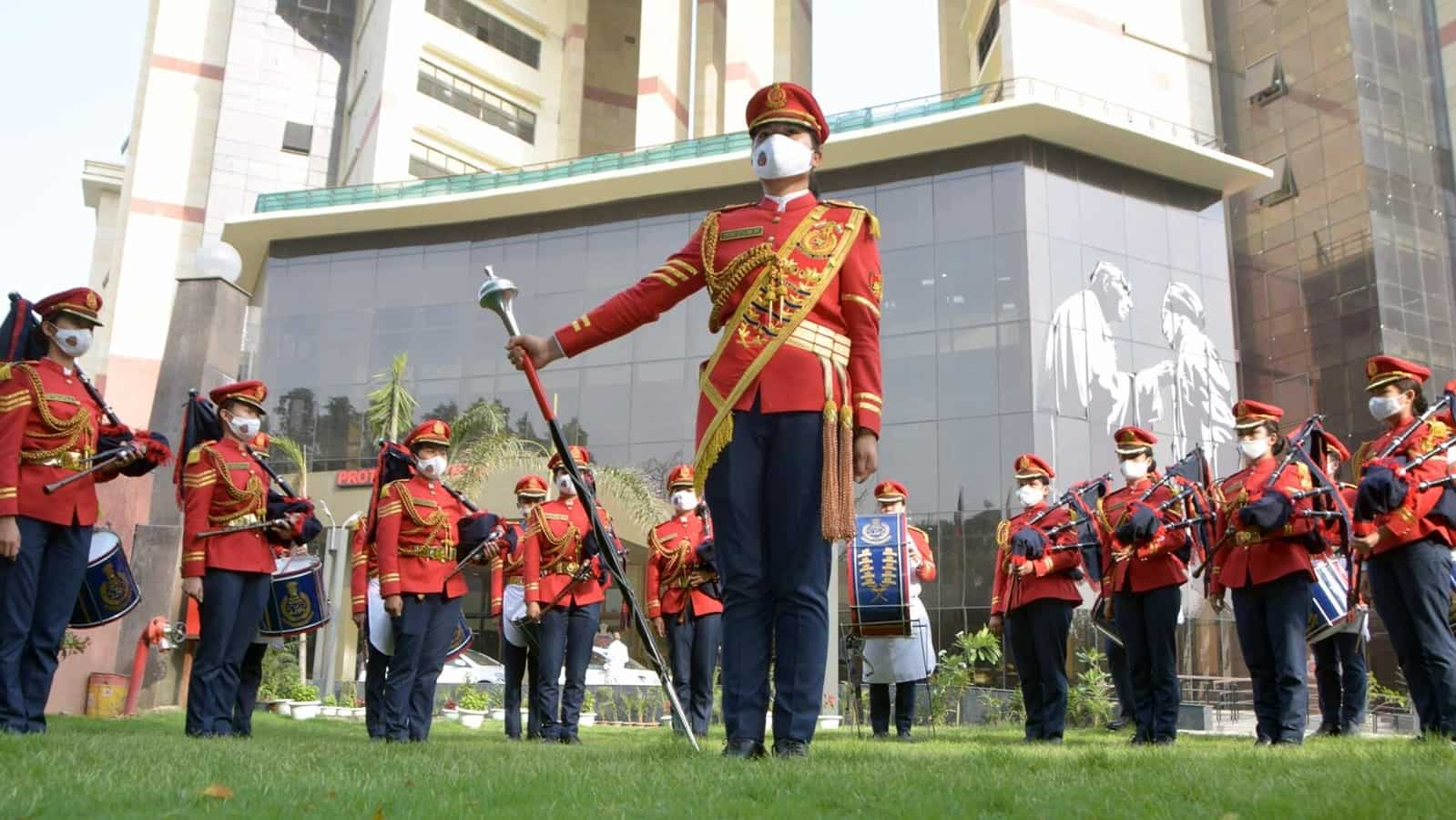 in-delhi,-women-personnel-take-over