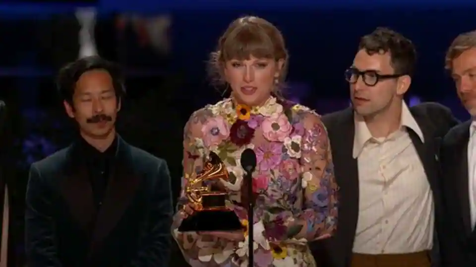 grammys:-taylor-swift-gives-rare-insight-into-life-with-boyfriend-joe-alwyn,-thanks-blake-lively-and-ryan-reynolds