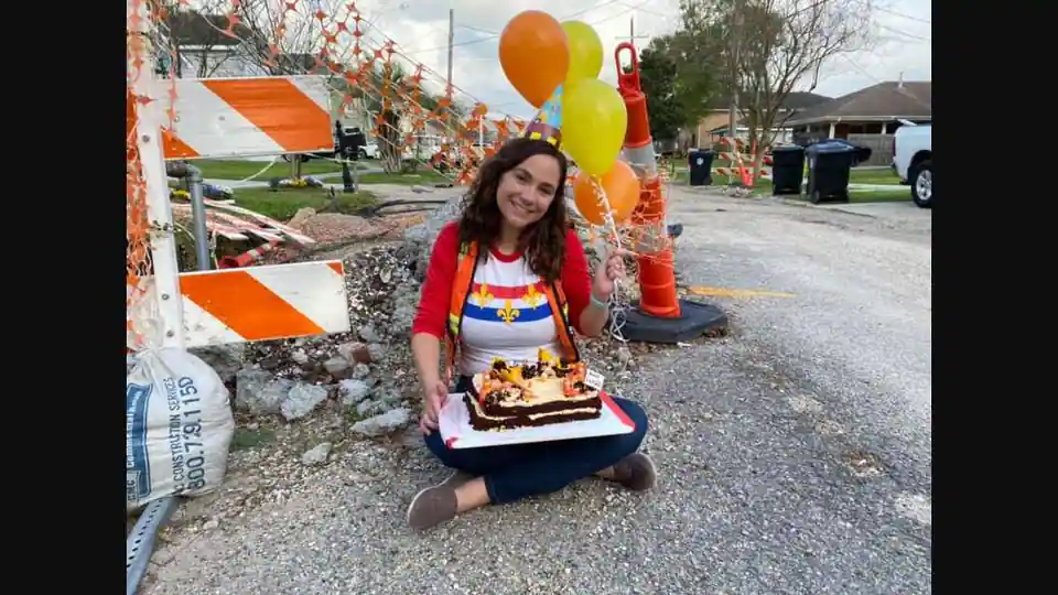 woman-throws-‘birthday-party’-for-road,-bakes-a-special-cake-too.-here’s-why