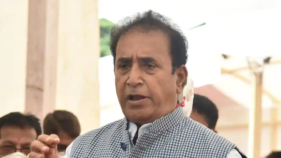 sharad-pawar-calls-ncp-meet,-maharashtra-‘letter-bomb’-may-scalp-anil-deshmukh