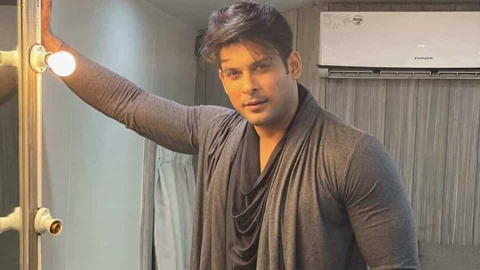 sidharth-shukla-strikes-a-dance-pose,-fans-compare-him-to-michael-jackson.-see-here