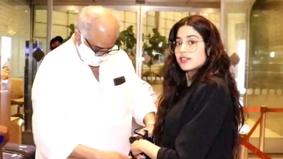 janhvi-kapoor-runs-back-to-give-dad-boney-kapoor-a-tight-hug-before-boarding-flight.-watch