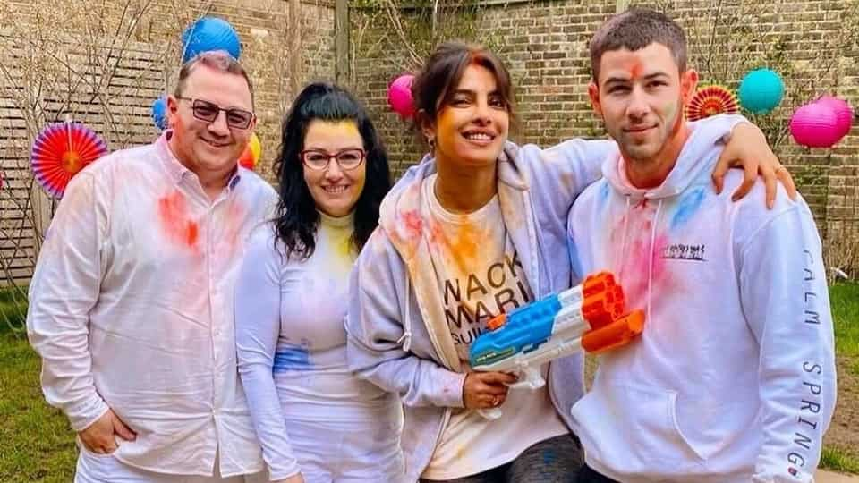 holi-2021:-priyanka-chopra’s-celebration-with-nick-jonas,-in-laws-was-all-about-flowers,-colours-and-giant-pichkaris