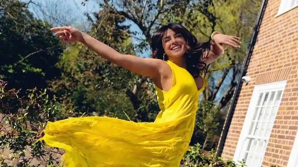 priyanka-chopra-is-ready-to-take-flight-in-sunshiny-new-pic,-fans-say-‘what-a-pose’