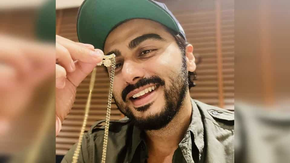 arjun-kapoor-holds-a-mangalsutra-in-new-instagram-post,-explains-its-‘personal’-connection