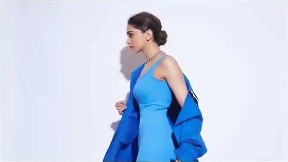 deepika-padukone-looking-like-a-goddess-in-figure-flaunting-dress-are-the-kind-of-blues-we-like