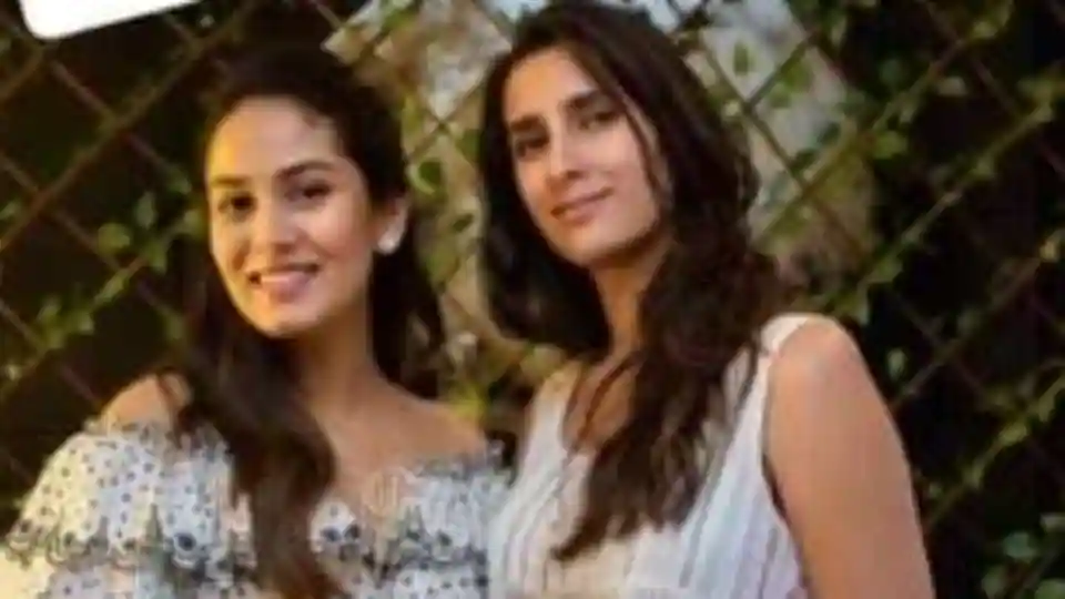 mira-rajput-shares-throwback-pic-with-pragya-kapoor,-dubs-them-‘bump-twins’