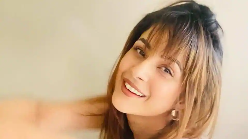 shehnaaz-gill-flaunts-bangs,-new-hair-cut-and-toned-abs-in-latest-instagram-post