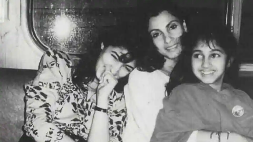 twinkle-khanna-shares-throwback-pic-with-mom-dimple-kapadia-and-sister-rinke,-reveals-family-motto.-see-pic