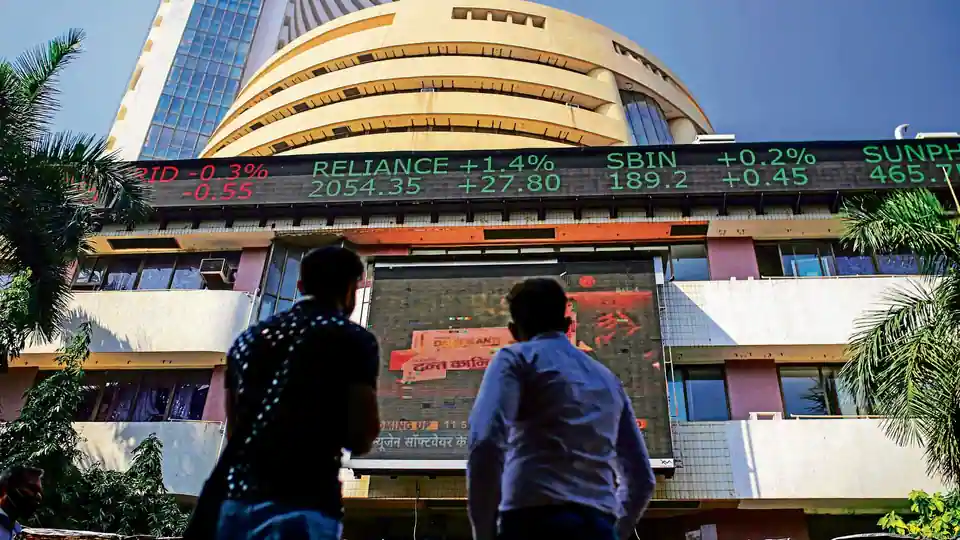 sensex-deep-in-red;-experts-explain-why-it-crashed-over-1,400-points