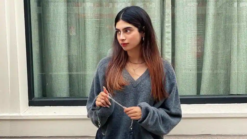 khushi-kapoor-nails-casual-chic-in-new-photo-from-new-york,-navya-naveli-nanda-reacts