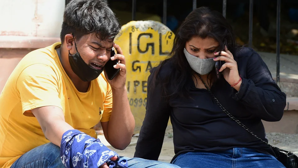 patients-line-up-outside-lok-nayak-hospital-amid-relentless-case-surge