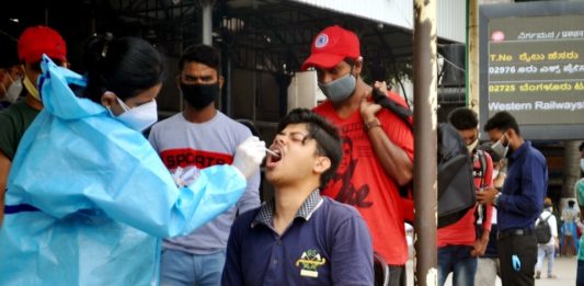 india-sees-over-300,000-covid-19-cases-for-fourth-straight-day