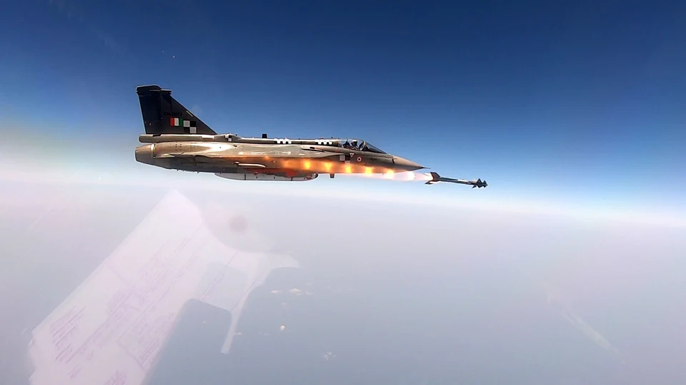 tejas-aircraft-fires-python-5-air-to-air-missile-for-first-time - The ...