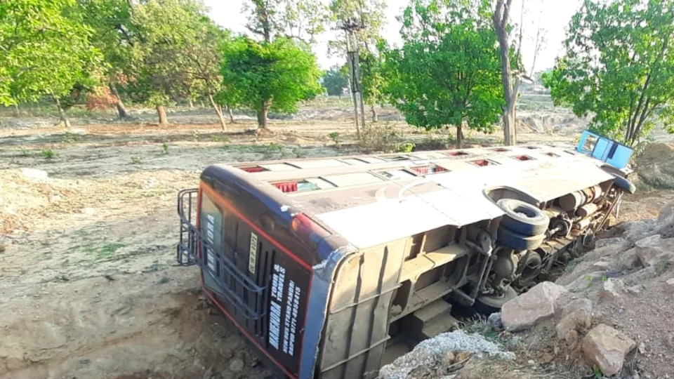 chhattisgarh:-18-passengers-injured-as-bus-falls-into-ditch