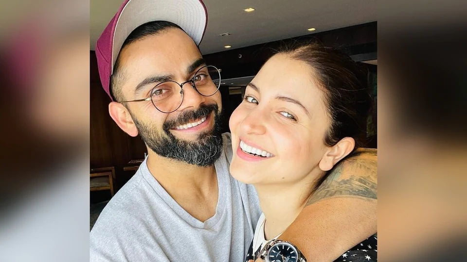 anushka-sharma-interrupts-virat-kohli’s-chat-with-fans:-‘where-have-you-kept-my-headphones?’