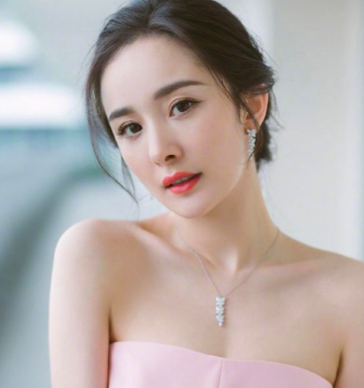 Yang Mi hired a professional gamer to level up in a mobile game ...