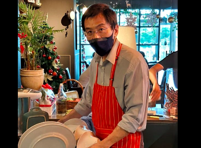 Chee Soon Juan, The Dishwasherman! "I've always believed in leading from the front, by example"
