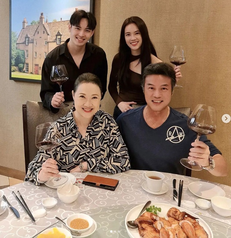 Zheng Geping's family eats tapow-ed chicken rice at home to celebrate son's birthday