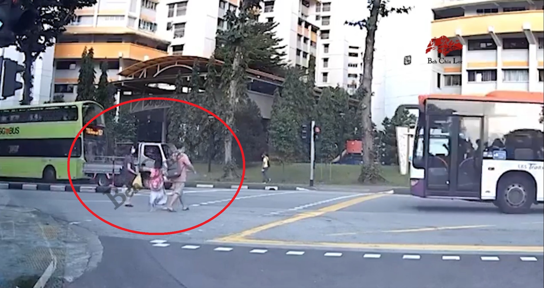 Bus beats red light as 3 people were crossing the road near Yuhua Market