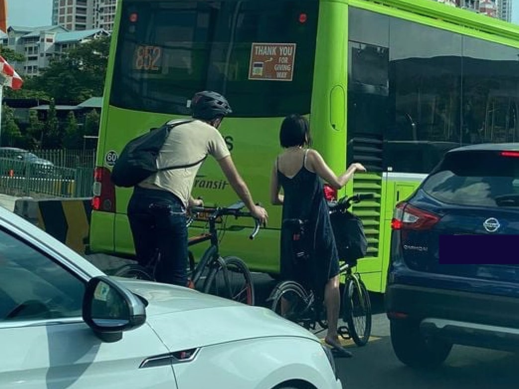 'Public education on road safety did not reach masses' — Cyclist without helmet spotted in-between bus & vehicles
