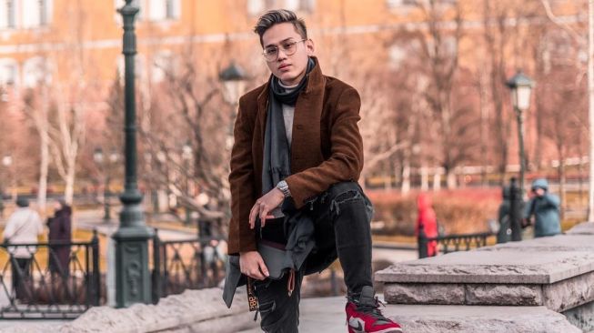 born-poor-is-a-privilege,-says-influencer-who-paid-cash-for-a-lamborghini