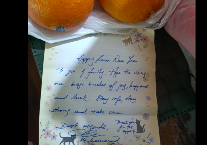 Grab delivery rider surprises customer on CNY with 'oranges & sweet note'