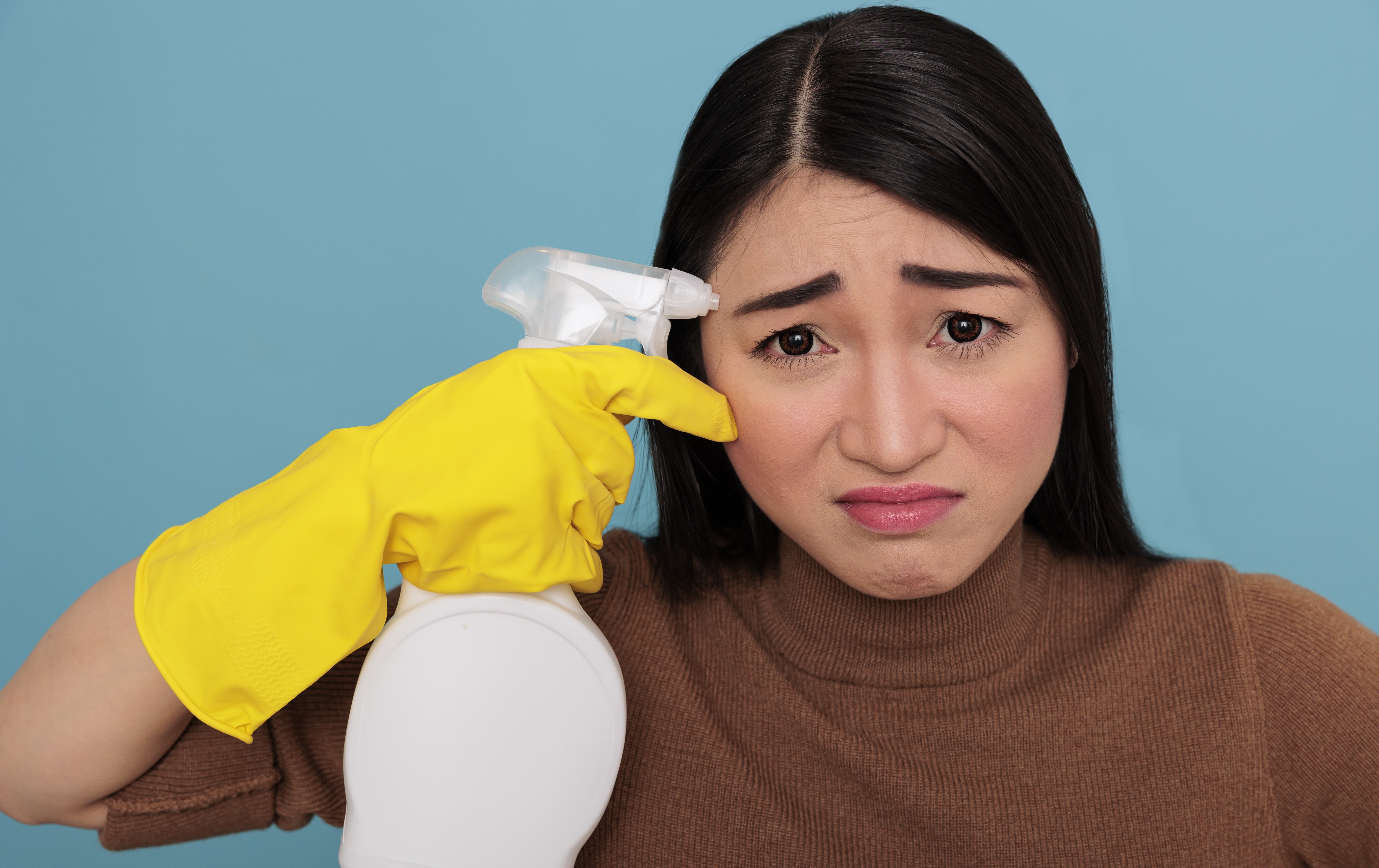 Maid says her employer gives her 3 extra off days a month but asks her to clean the house and wash the dishes when she gets back; wants to know if this is fair