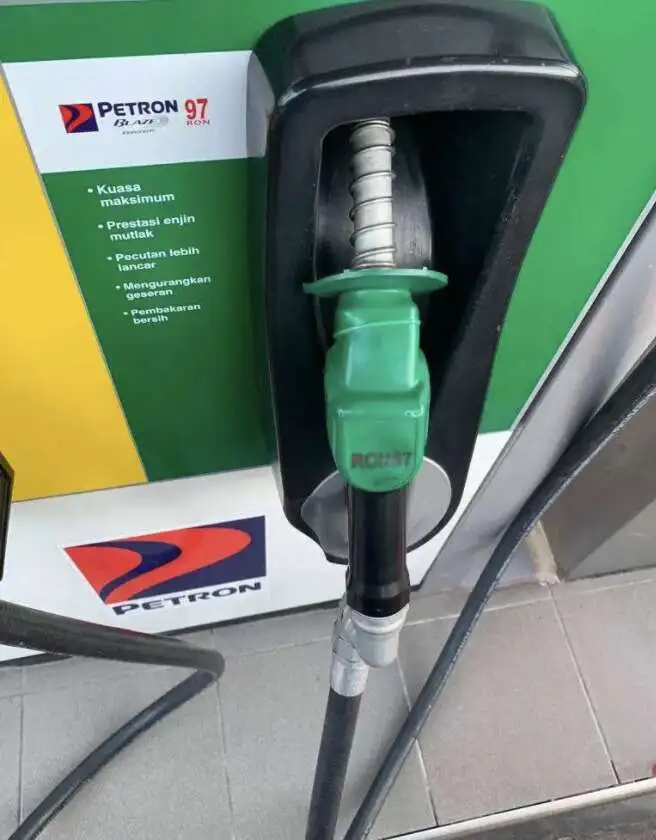 sue-the-singaporeans-breaching-the-law-at-pump-stations,-fuel-association-say