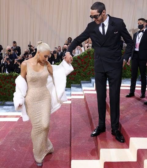 kim-kardashian-struggles-up-met-gala-stairs-wearing-marilyn-monroe’s-too-tight-dress