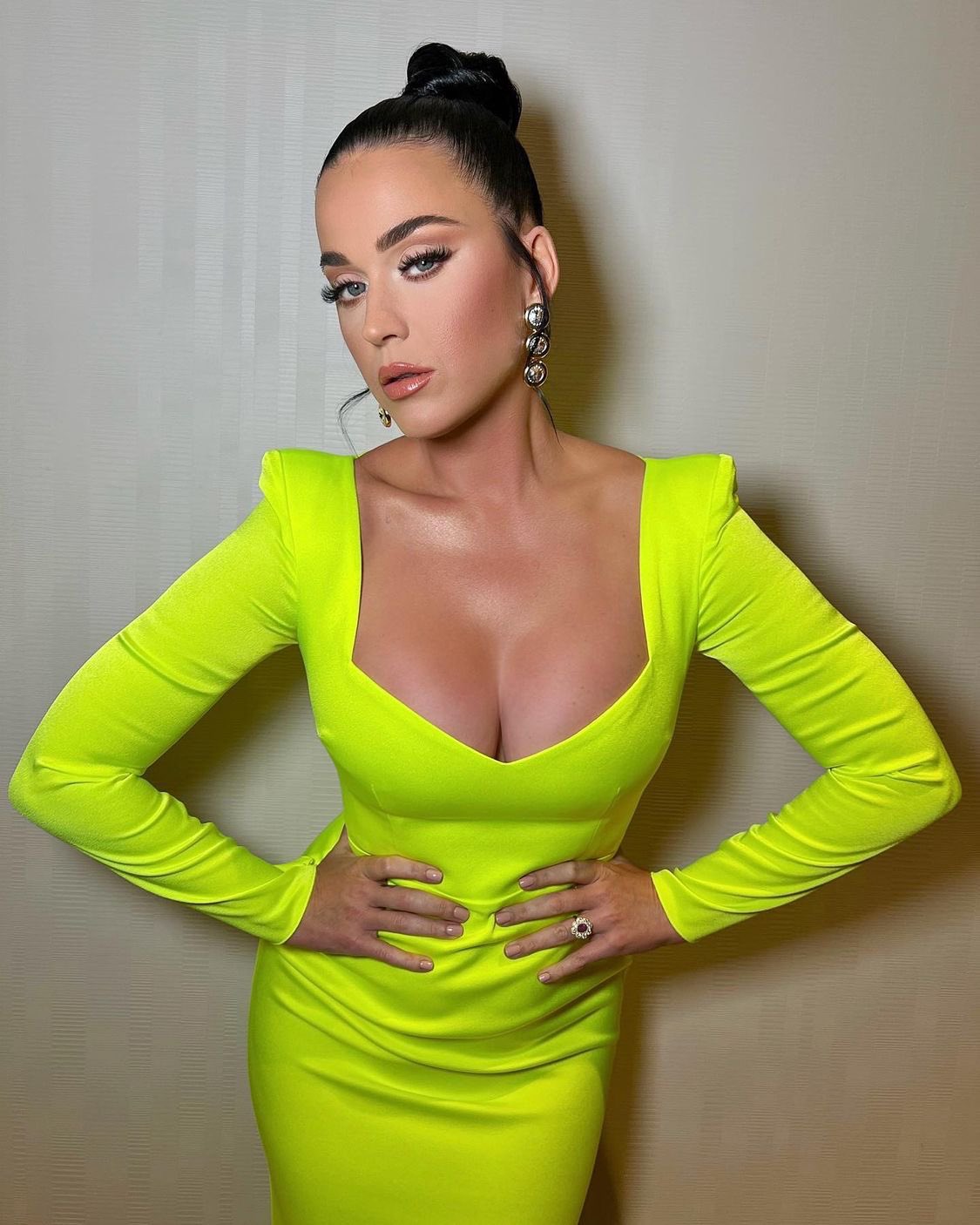 katy-perry-shows-off-in-skintight-neon-dress-as-she-shares-her-excitement-about-getting-keys-to-vegas