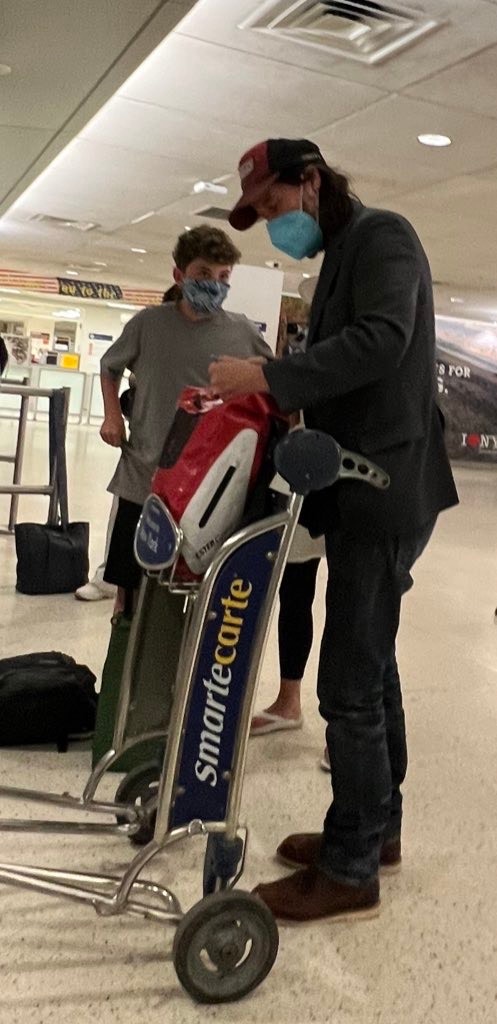 keanu-reeves-makes-a-young-fan’s-day-at-airport