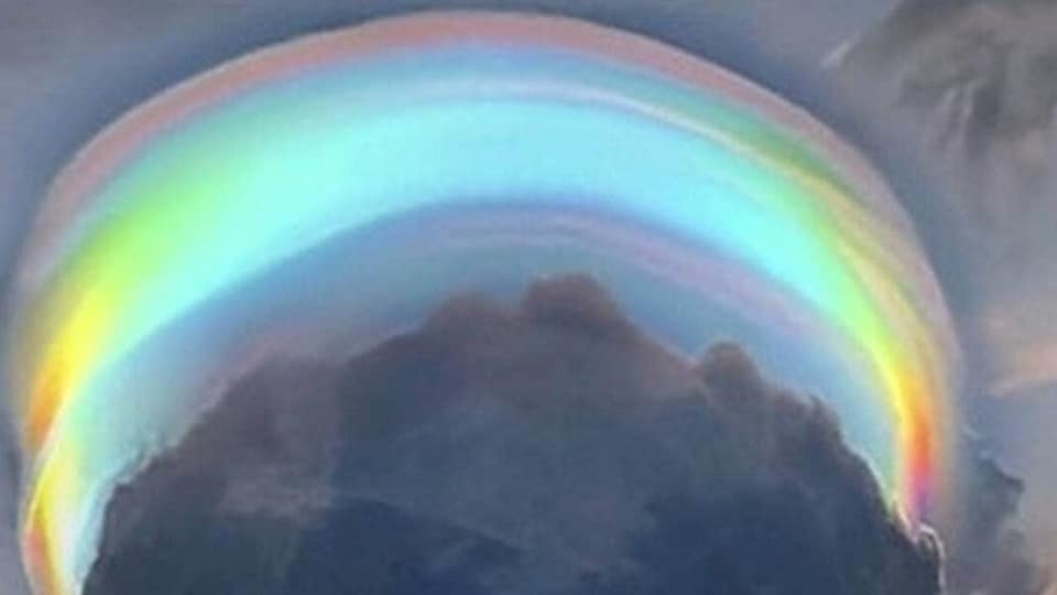 rainbow-like-cloud-leaves-residents-of-chinese-city-in-awe