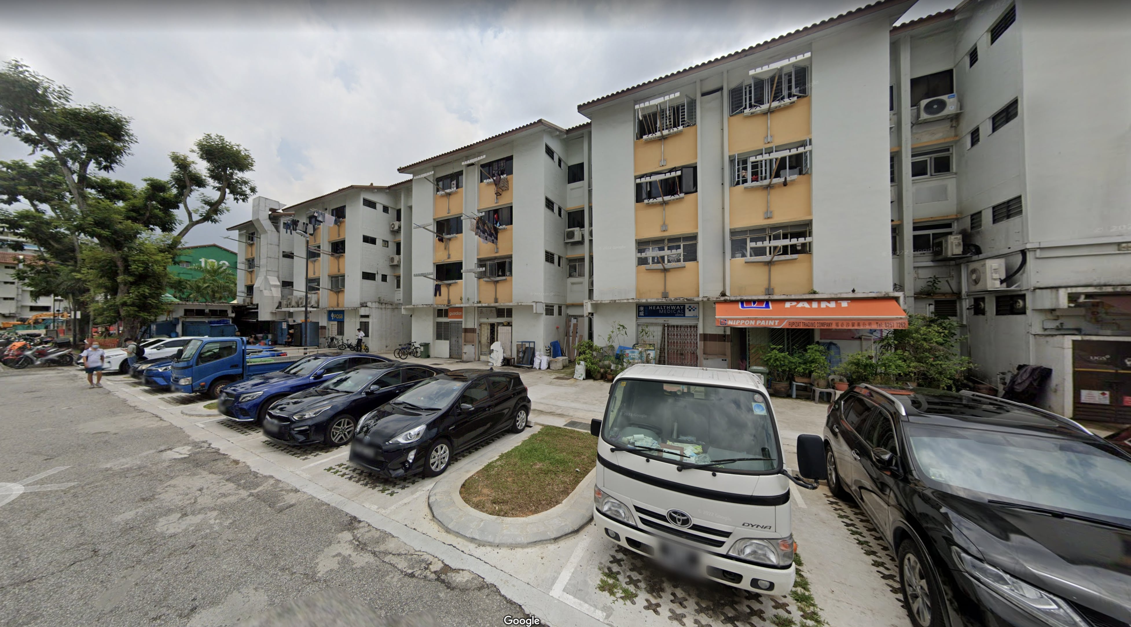 Yishun porridge shop blocks HDB corridor with boxes and clothes, residents worry about fire hazard