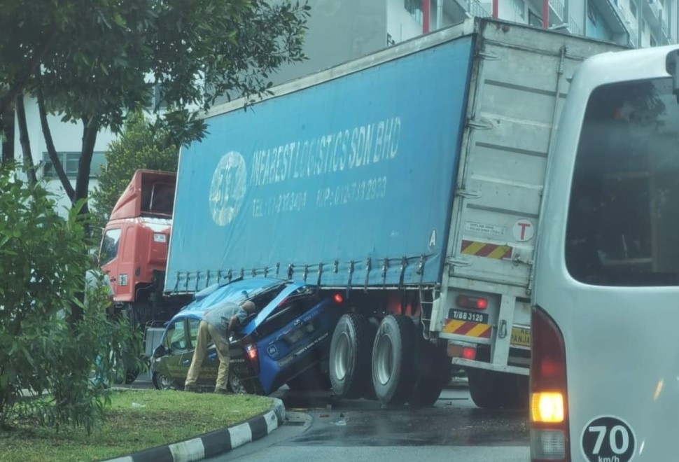 container-truck-crushes-taxi-at-kaki-bukit-slip-road