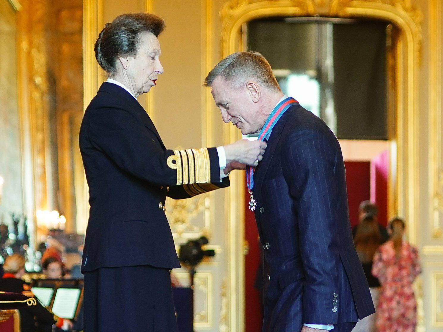 daniel-craig-gets-knighthood-from-princess-anne