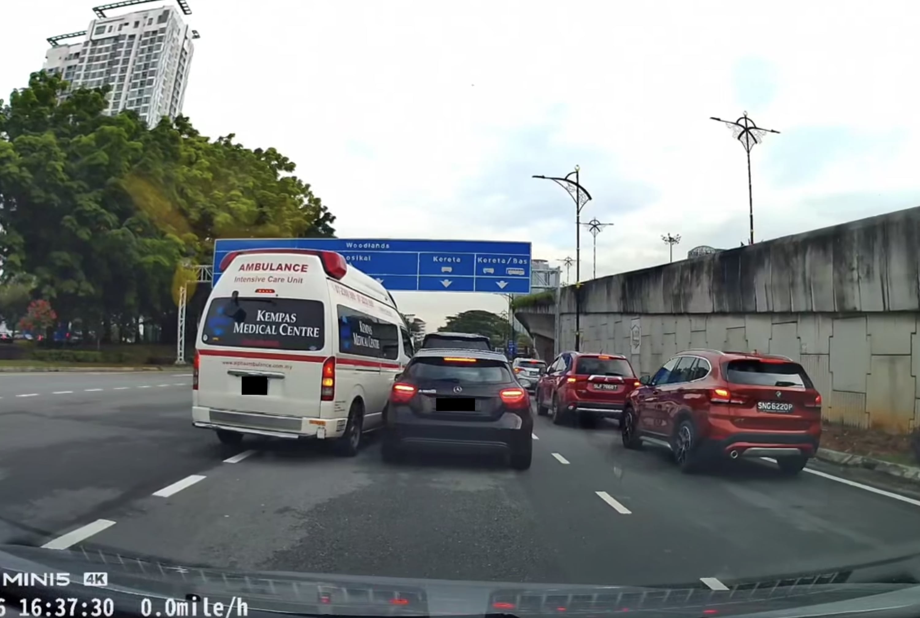 SG Mercedes in JB refuses to make way for ambulance