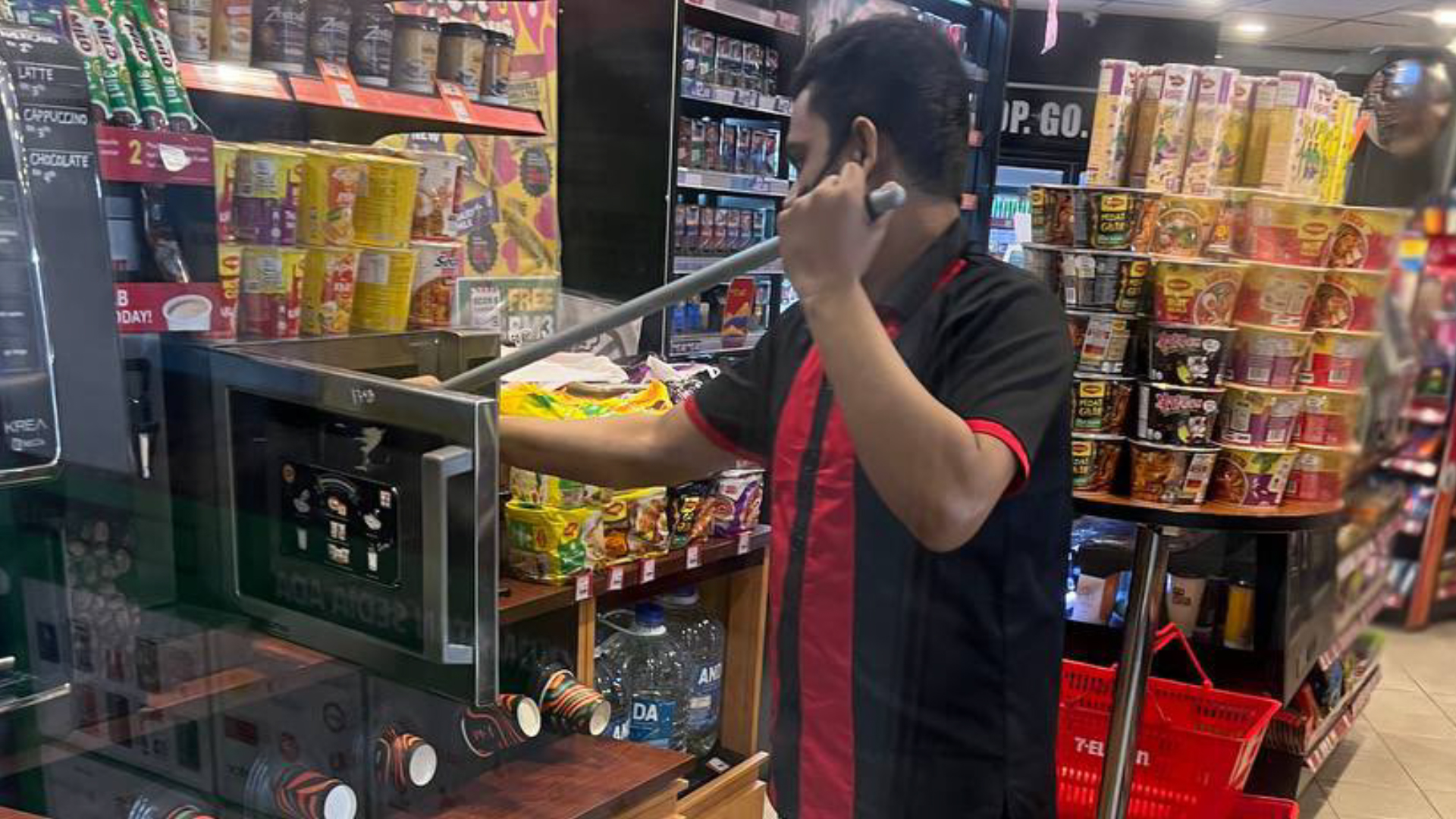 Please Clean Microwave After Use Sign Ignored: 7-Eleven Malaysia Staff Sparks Outrage After Cleaning Mop in Microwave