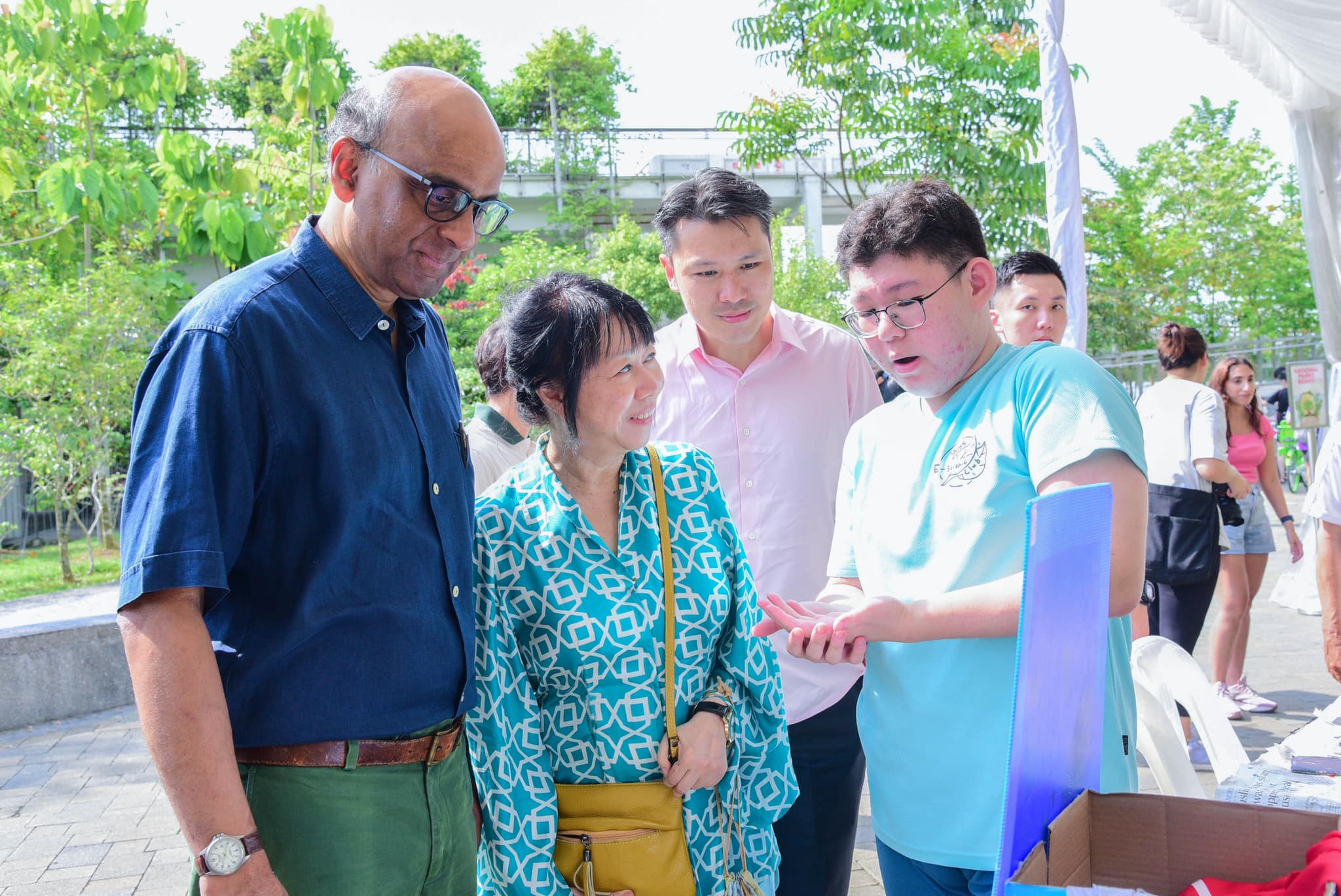 SM Tharman holding special "Taman Jurong Will Never Leave My Heart" photo taking session with Taman Jurong residents