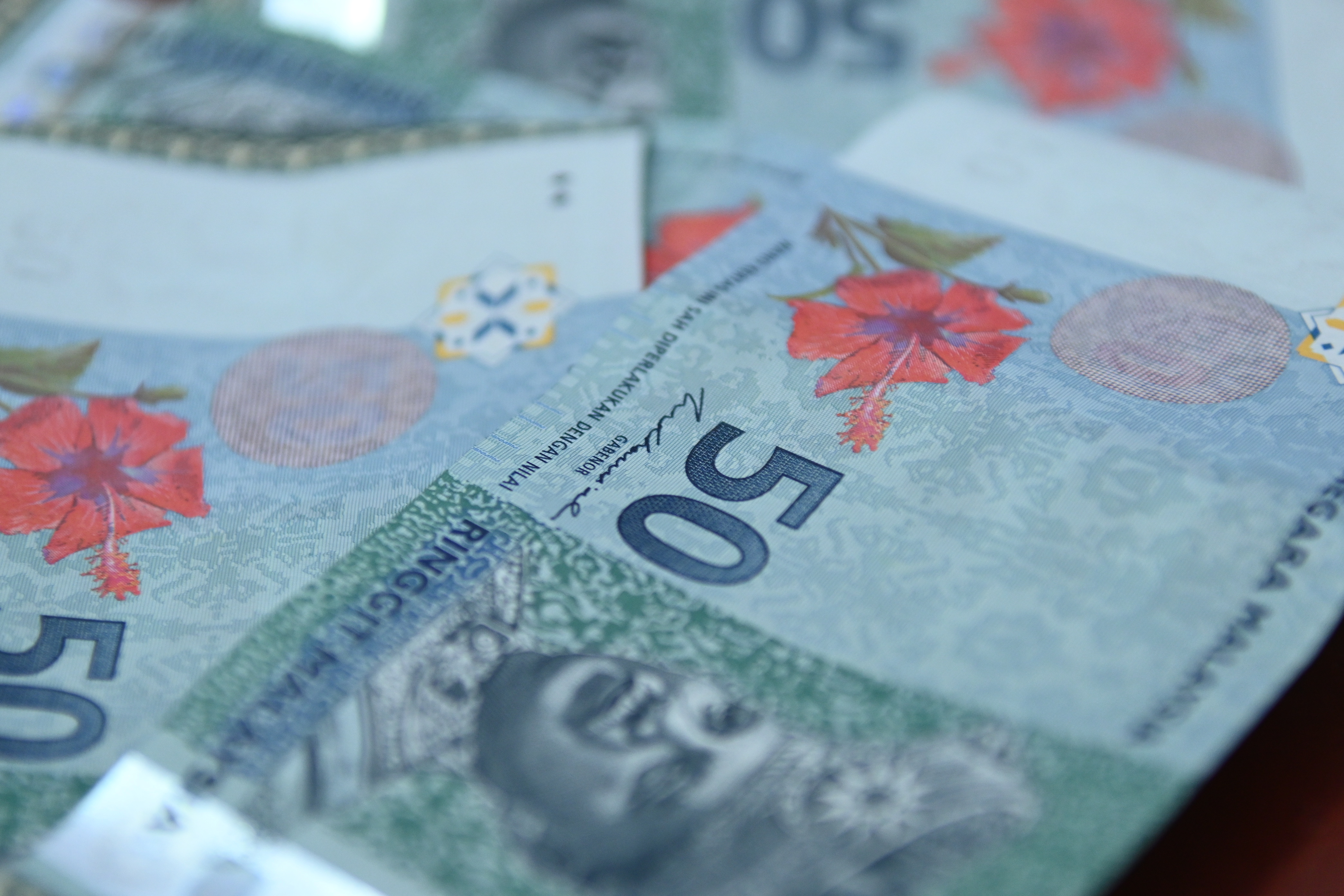 Singaporeans flock to Malaysia for shopping as ringgit hits another low