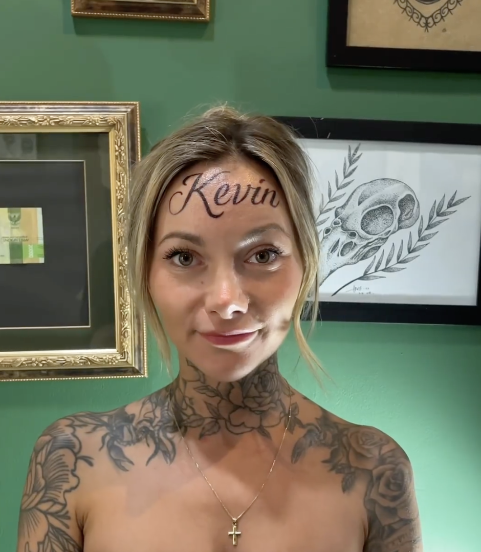 woman-gets-boyfriend’s-name-tattooed-on-her-forehead 