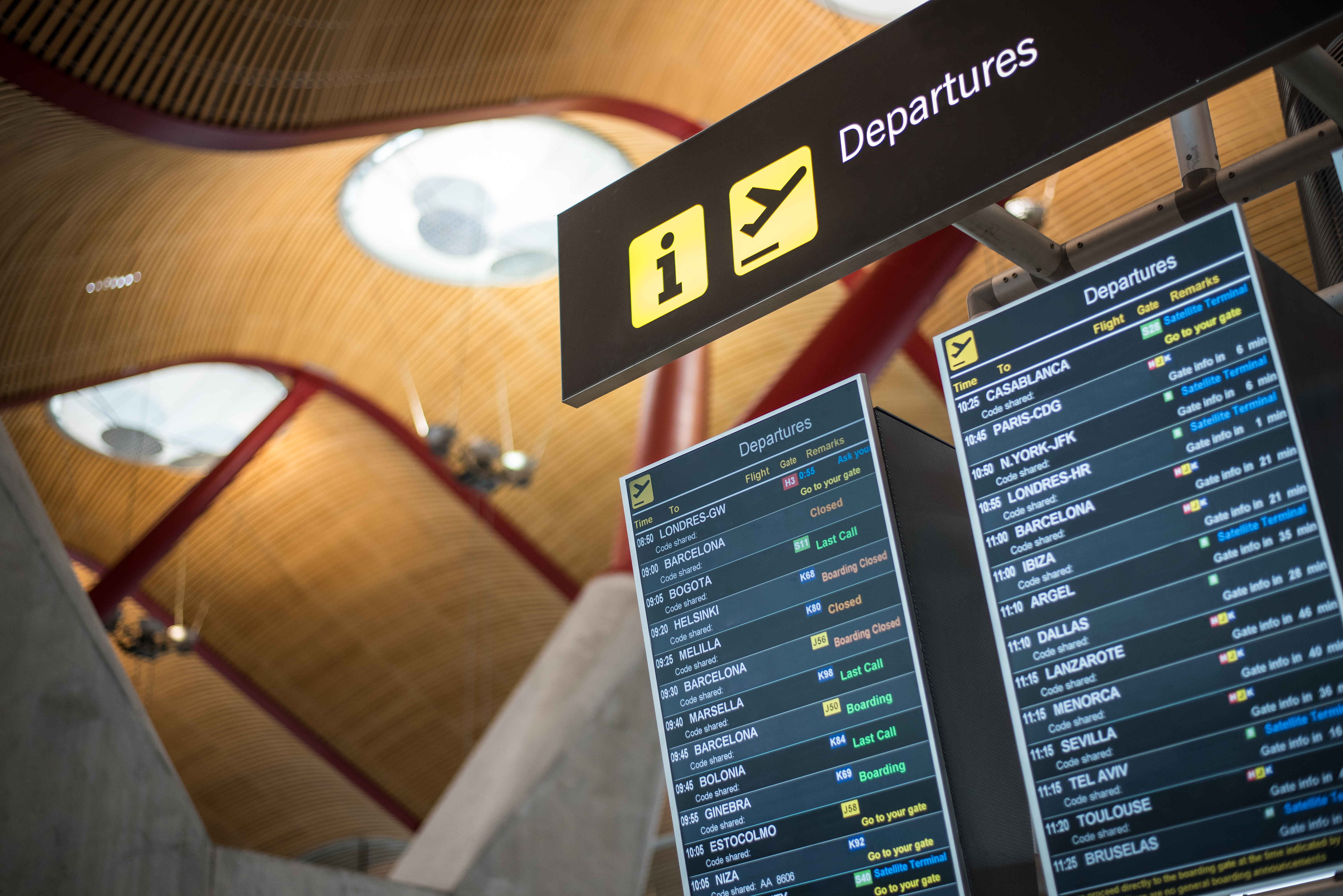 Woman tries to bribe Changi Airport officers to fly without valid visa; she ends up in jail instead